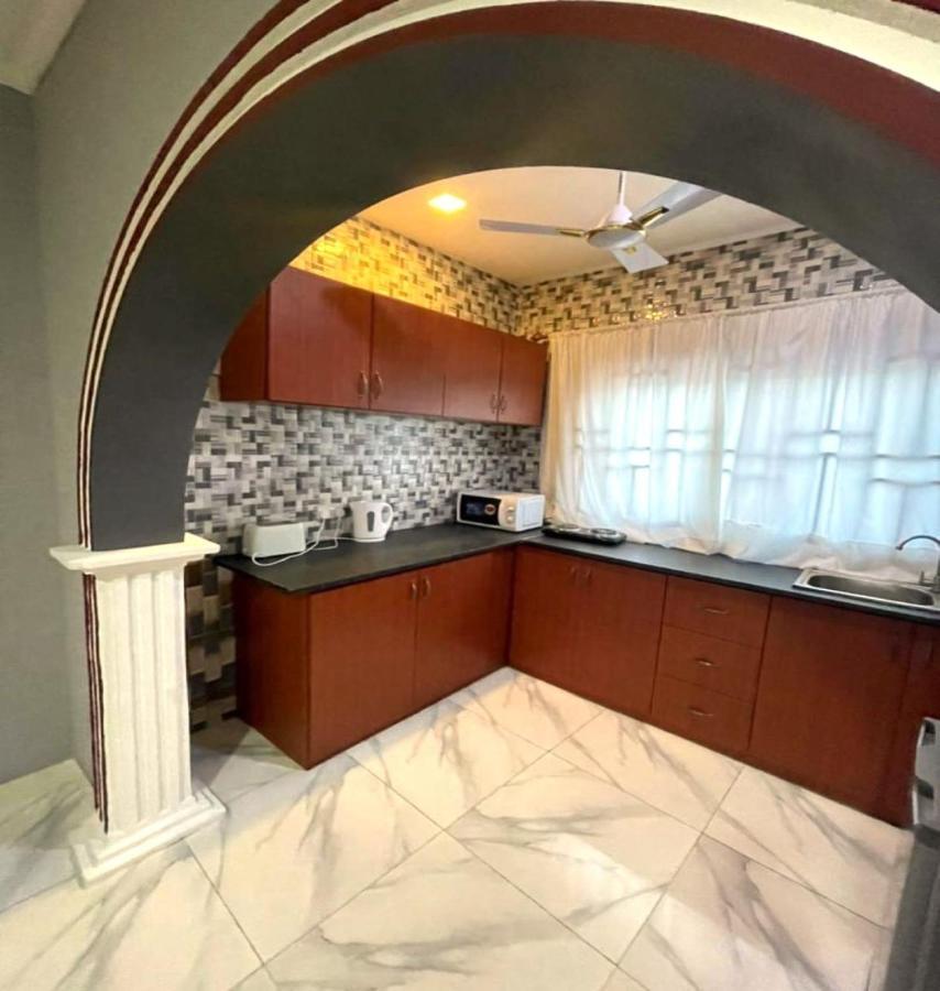 Апартаменти Detouz Lodging Аккра Екстер'єр фото